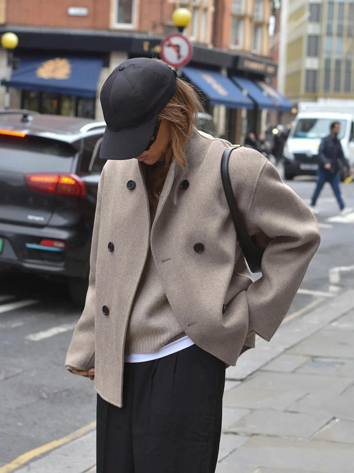 Trendy, loose-fitting jacket with button closure for women - Image 2